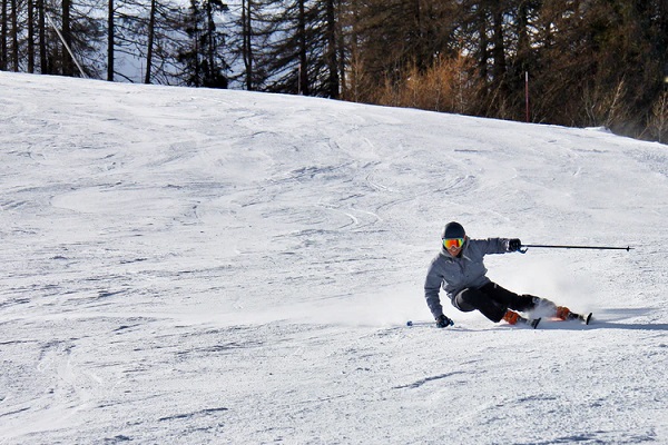 Learning to turn on skis and a skiing tips